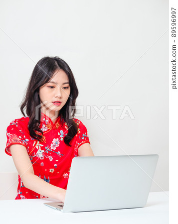 Written by Cheongsam, a female, white background, written book type computer. 89596997