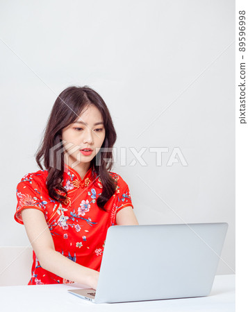 Written by Cheongsam, a female, white background, written book type computer. 89596998
