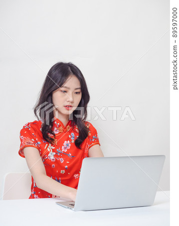 Written by Cheongsam, a female, white background, written book type computer. 89597000