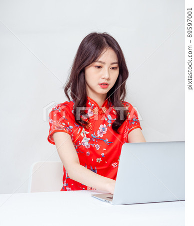Written by Cheongsam, a female, white background, written book type computer. 89597001