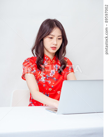 Written by Cheongsam, a female, white background, written book type computer. 89597002