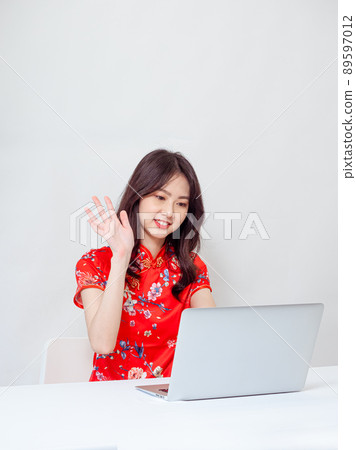 Written by Cheongsam, a female, white background, written book type computer. 89597012