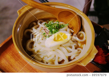 陶碗中裝著剛煮好的咖哩烏龍麵 陶碗中裝著剛煮好的咖哩烏龍麵 89597879