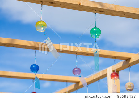 藍天和五顏六色的風鈴 89598458