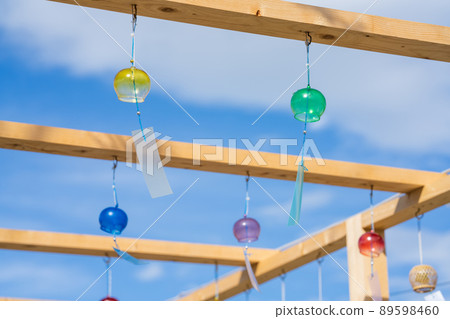 藍天和五顏六色的風鈴 89598460