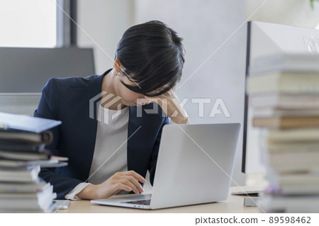 女商人在筆記本電腦前抱著頭工作麻煩/疲勞圖像 女商人在筆記本電腦前抱著頭工作麻煩/疲勞圖像 89598462