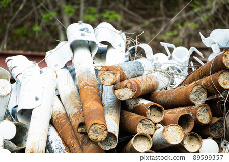 Old guardrail iron 89599357