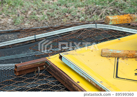 廢舊物品堆放在廢品存放區 89599360