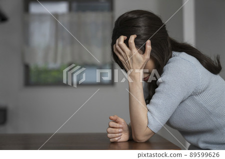 中間的女人抱著她的頭 89599626