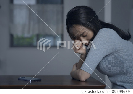 Middle woman holding her head Middle woman holding her head 89599629