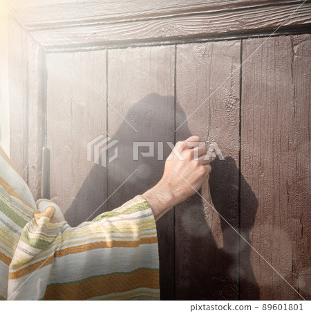 A man knocks on the door A man knocks on the door 89601801