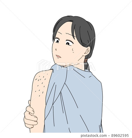 一個注意到她肩膀上的頭髮浪費的女人 89602595