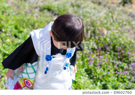 A boy who sees cherry blossoms in a kimono 89602760