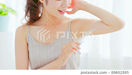 woman use feather touch armpit 89602895