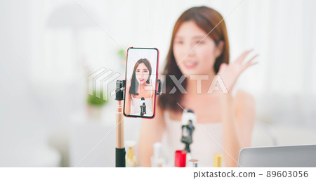 girl doing stream with phone 89603056