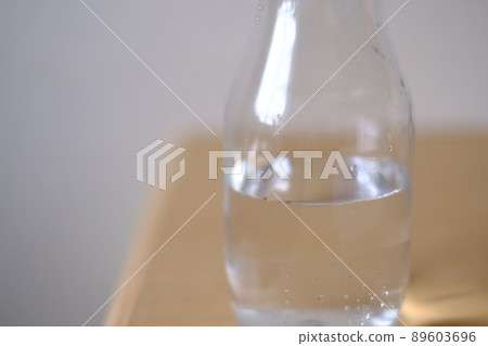 Water placed on the table　 89603696