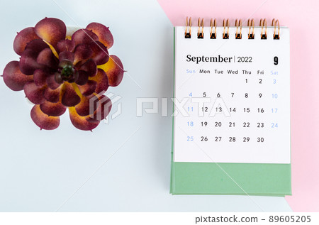 September 2022 desk calendar with tree pot. 89605205