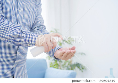 無臉男性酒精消毒 89605849