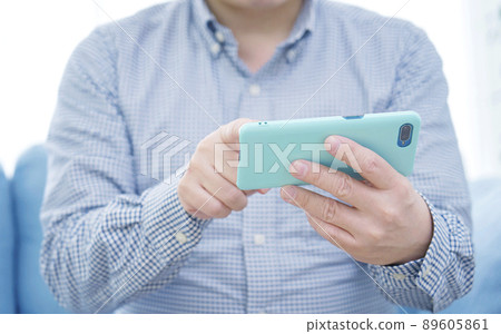 男性智能手機匿名客廳 89605861