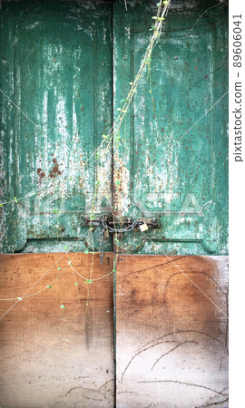 Old green door smartphone wallpaper material 89606041