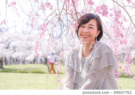 Mountain slope Senior couple enjoying cherry blossoms Hitsujiyama Park version Saitama Prefecture's largest Chichibu 89607762