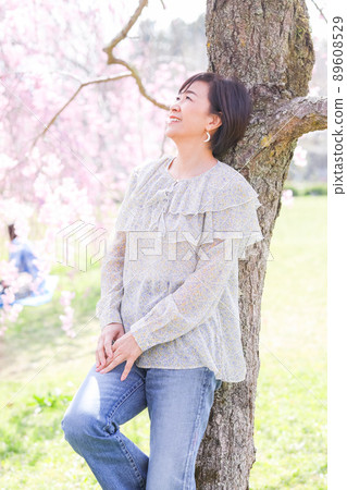 山坡 賞櫻的老年夫婦羊山公園版埼玉縣最大秩父 山坡 賞櫻的老年夫婦羊山公園版埼玉縣最大秩父 89608529
