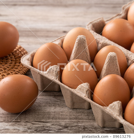 雞蛋 蛋 棕色 咖啡色 木頭 木製 Egg in carton 卵 生たまご 雞蛋 蛋 棕色 咖啡色 木頭 木製 Egg in carton 卵 生たまご 89613276