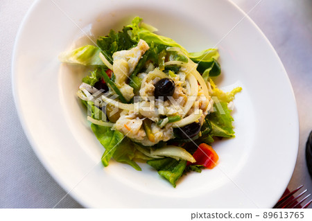 Esqueixada cod, typical dish of Catalan cuisine Esqueixada cod, typical dish of Catalan cuisine 89613765