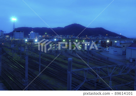 [With retouching] JR Hakodate Transport Office and Mt. Hakodate at night 89614101
