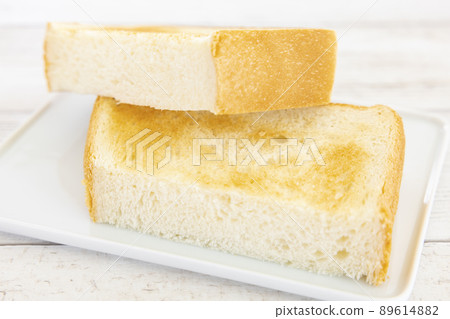 Delicious thick sliced toast 89614882