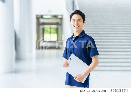 A middle-aged certified worker A middle-aged certified worker 89615574