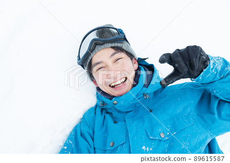享受雪的滑雪服人 89615587