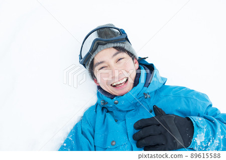 享受雪的滑雪服人 89615588