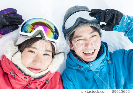 Couple enjoying the snowy mountains 89615603