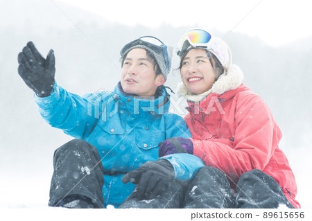 Couple enjoying the snowy mountains 89615656