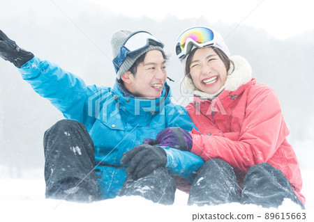 Couple enjoying the snowy mountains 89615663