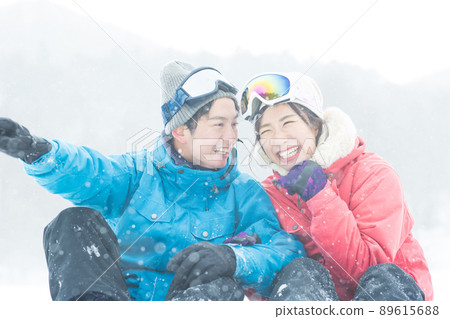 Couple enjoying the snowy mountains 89615688