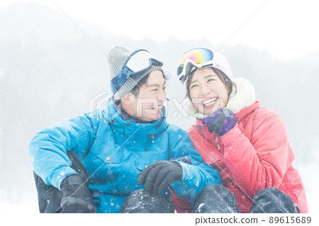 Couple enjoying the snowy mountains 89615689