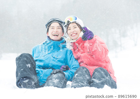 Couple enjoying the snowy mountains 89615690