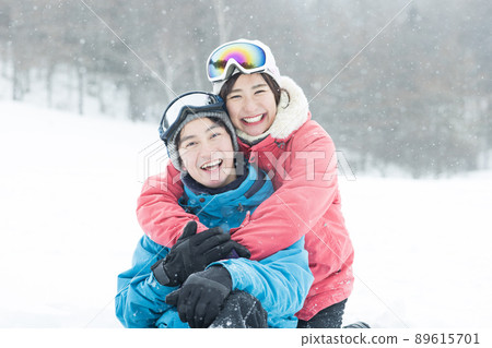 Couple enjoying the snowy mountains 89615701