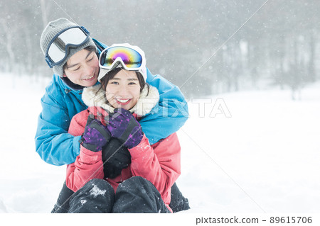 Couple enjoying the snowy mountains 89615706