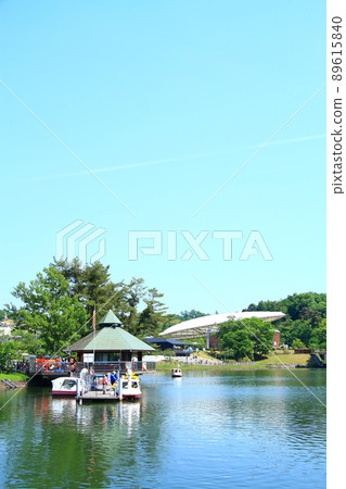 Scenery of Kuragaike Park, which is crowded with families in Toyota City 89615840