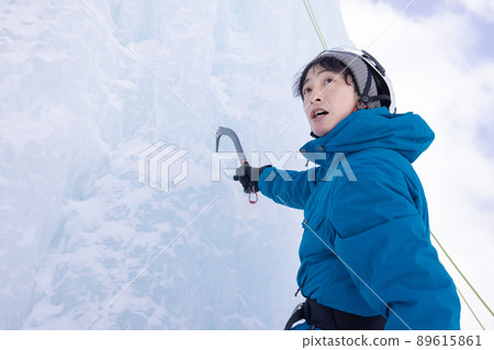享受攀冰的男士 89615861