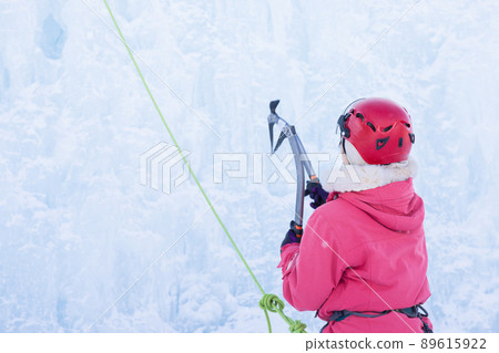 一個享受攀冰的女人 89615922