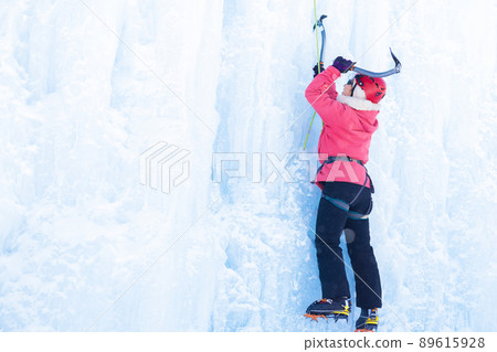 一個享受攀冰的女人 89615928