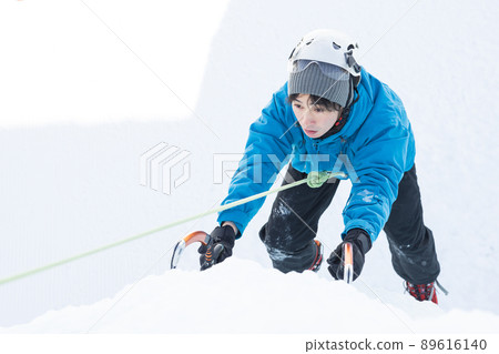 享受攀冰的男士 89616140