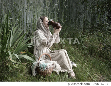 Young slave woman in the garden Young slave woman in the garden 89616297