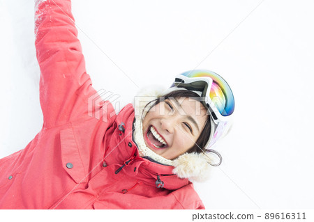 享受雪山的女人 89616311