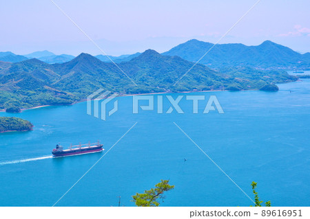 從廣島縣風影山 1 三原市看到的初夏在瀨戶內海航行的大型貨船 89616951