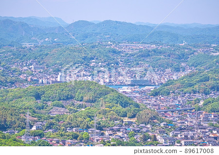 從向島高見山觀景台看到的初夏尾道市和尾道海峽 1 廣島縣尾道市 從向島高見山觀景台看到的初夏尾道市和尾道海峽 1 廣島縣尾道市 89617008